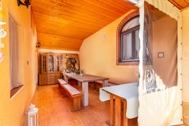 Fedett terasz kerti bútorokkal